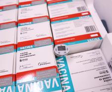 Mais 451 mil doses de vacinas contra a Covid-19 chegam ao Paraná 