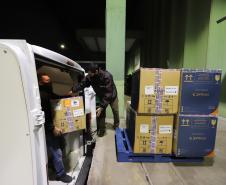 Mais 451 mil doses de vacinas contra a Covid-19 chegam ao Paraná 