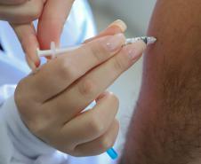 97% dos municípios já vacinam pessoas acima de 18 anos com a bivalente contra a Covid-19