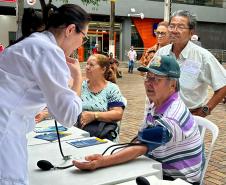 Sesa realiza ações em alusão ao Novembro Azul no calçadão de Londrina