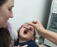 Mais de 70 mil crianças são imunizadas no Dia D contra a poliomielite em todo o Paraná