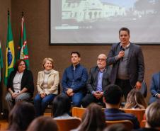Governo entrega veículos e libera recursos para cirurgias no Hospital do Trabalhador