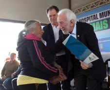 Estado libera R$ 12 milhões para 1º hospital de Imbituva e entrega matrículas de 171 casas