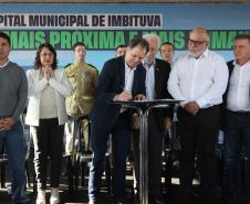 Estado libera R$ 12 milhões para 1º hospital de Imbituva e entrega matrículas de 171 casas