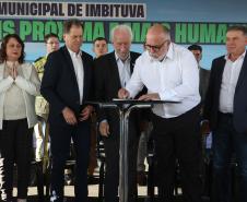 Estado libera R$ 12 milhões para 1º hospital de Imbituva e entrega matrículas de 171 casas