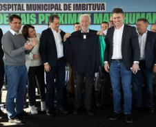 Estado libera R$ 12 milhões para 1º hospital de Imbituva e entrega matrículas de 171 casas