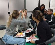 800 profissionais do Paraná vão começar a aplicar auriculoterapia no SUS