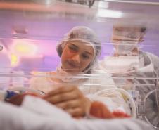 Saúde reforça importância de pais de bebês prematuros permanecerem na UTI