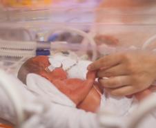 Saúde reforça importância de pais de bebês prematuros permanecerem na UTI