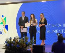 O Paraná conquistou o 1º lugar na categoria “Destaque do Sistema Nacional de Vigilância Sanitária (SNVS)” com a iniciativa “Residência Técnica como ferramenta de inovação na Divisão de Vigilância Sanitária de Alimentos” e o 2º lugar com o projeto “Estratégias para aperfeiçoar o monitoramento da qualidade do leite fornecido pelo Programa Leite das Crianças (PLC)”.