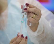 Servidores estaduais da Saúde recebem vacina da gripe e Covid-19