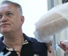 Servidores estaduais da Saúde recebem vacina da gripe e Covid-19
