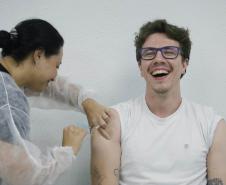 Servidores estaduais da Saúde recebem vacina da gripe e Covid-19