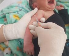 Bebê é vacinado em unidade de saúde do Paraná