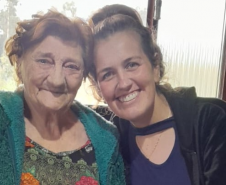 Ercília Machiniski, 86 anos, é acompanhada por equipe do PlanificaSUS Paraná. Na foto está a Agente Comunitária de Saúde (ACS), Daiana Davies Sierpinski