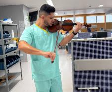 Apresentações de violino integram ações de humanização no Hospital de Ivaiporã