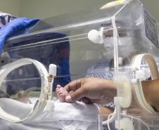 Mães de bebês prematuros recebem apoio em saúde mental no Paraná