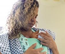 Mães de bebês prematuros recebem apoio em saúde mental no Paraná