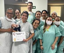 Mães de bebês prematuros recebem apoio em saúde mental no Paraná