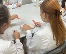 Estado amplia capacitação e implante contraceptivo chega a quase 2 mil mulheres no Paraná