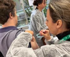 Cuidado com quem cuida: servidores da Saúde participam de ação de vacinação no Paraná