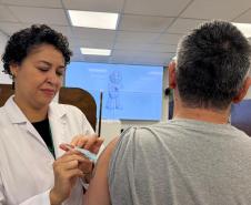 Cuidado com quem cuida: servidores da Saúde participam de ação de vacinação no Paraná