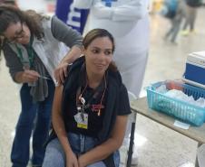 Campanhas na fronteira e aeroportos aplicam quase 3,5 mil doses de vacinas no Paraná
