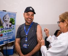 Campanhas na fronteira e aeroportos aplicam quase 3,5 mil doses de vacinas no Paraná