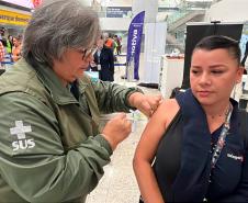 Vacinação de trabalhadores e viajantes já está disponível em aeroportos do Paraná