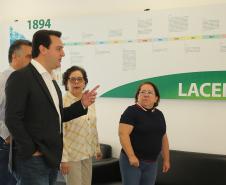 O Governador Carlos Massa Ratinho Junior em visita nesta quarta-feira (01/04), ao Laboratório Central do Estado - LACEN  acompanhado do secretario de Estado da Saúde, Beto Preto.  Curitiba, 01/04/2020 - Foto: Geraldo Bubniak/AEN