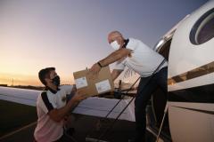 Paraná recebe anestésicos e relaxantes musculares do Hospital Unimed, do Rio de Janeiro. Uma aeronave do governo foi buscar. Estado também já está habilitado no processo de compra pelo Ministério da Saúde
