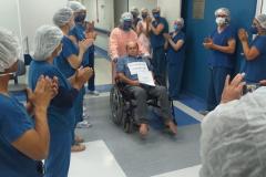 Paciente com Covid-19 recebe alta após 51 dias internado em Santo Antônio da Platina