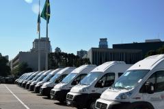 Governo entrega vans para agilizar o transporte de pacientes de 45 municípios