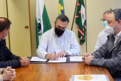 Secretário aumenta recurso do Qualicis e assina liberação de R$ 60 milhões para atendimento especializado
