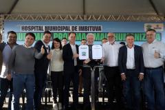 Estado libera R$ 12 milhões para 1º hospital de Imbituva e entrega matrículas de 171 casas