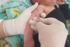Bebê é vacinado em unidade de saúde do Paraná 