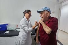 ABASTECIMENTO – A Sesa mantém o abastecimento regular das mais de 1.850 salas de vacinação nos 399 municípios do Estado para garantir que o Paraná supere os índices de cobertura vacinal preconizada pelo Ministério da Saúde. A orientação é para que a população procure a Unidade Básica de Saúde mais próxima, verifique se há doses em atraso e aproveite a estratégia de multivacinação para atualizar a caderneta antes da chegada do inverno.