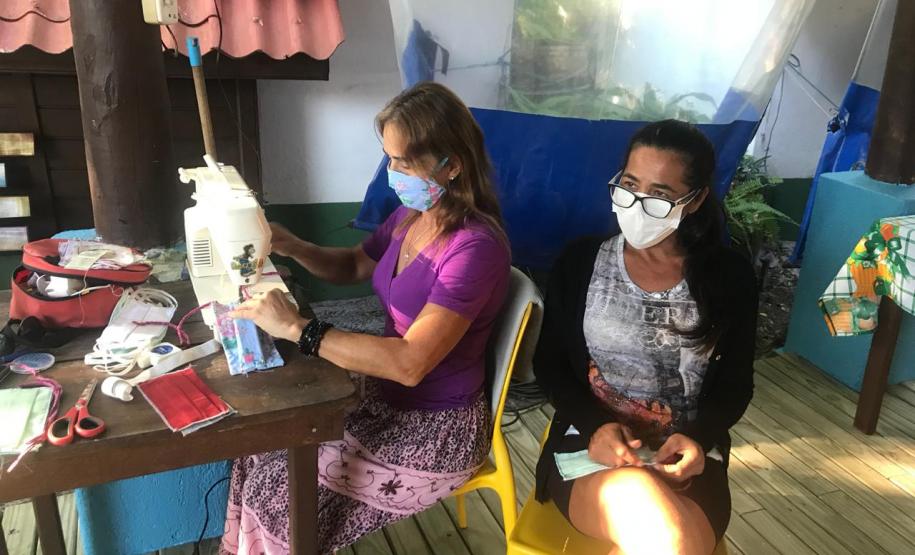 Mesmo sem casos confirmados, ação voluntária entregou máscaras para moradores da Ilha do Mel