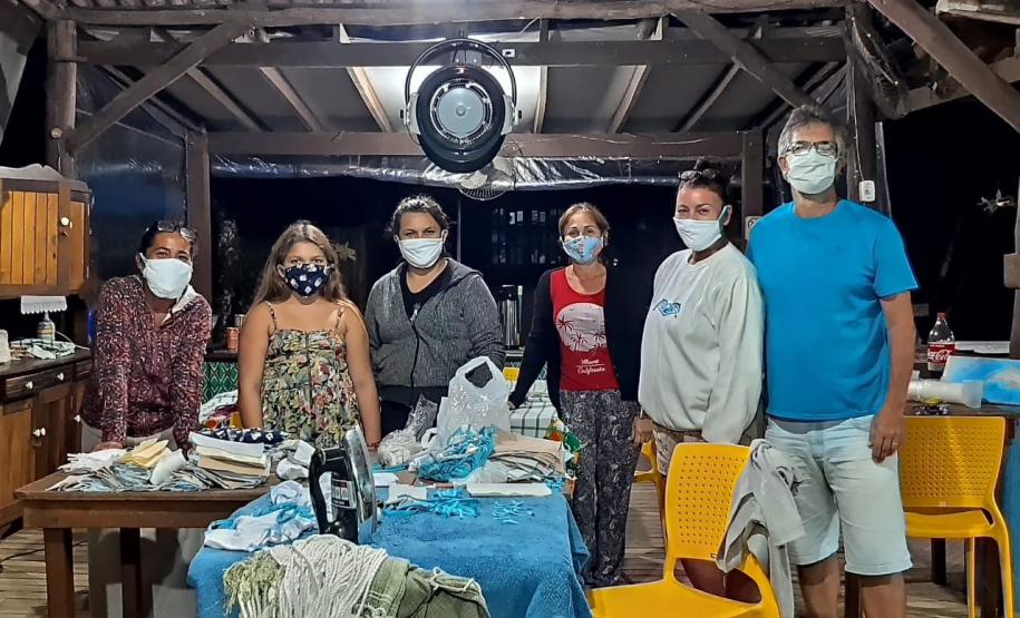 Mesmo sem casos confirmados, ação voluntária entregou máscaras para moradores da Ilha do Mel