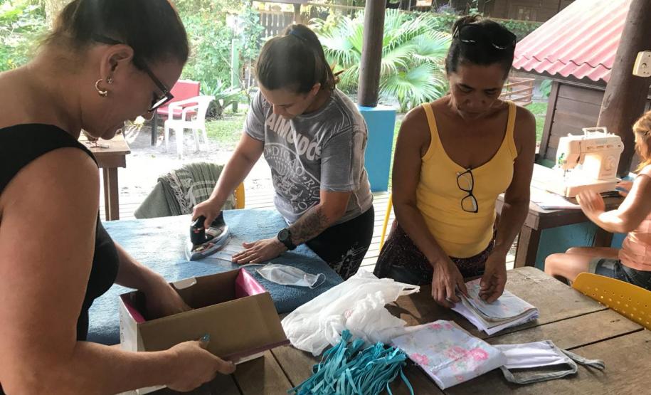 Mesmo sem casos confirmados, ação voluntária entregou máscaras para moradores da Ilha do Mel