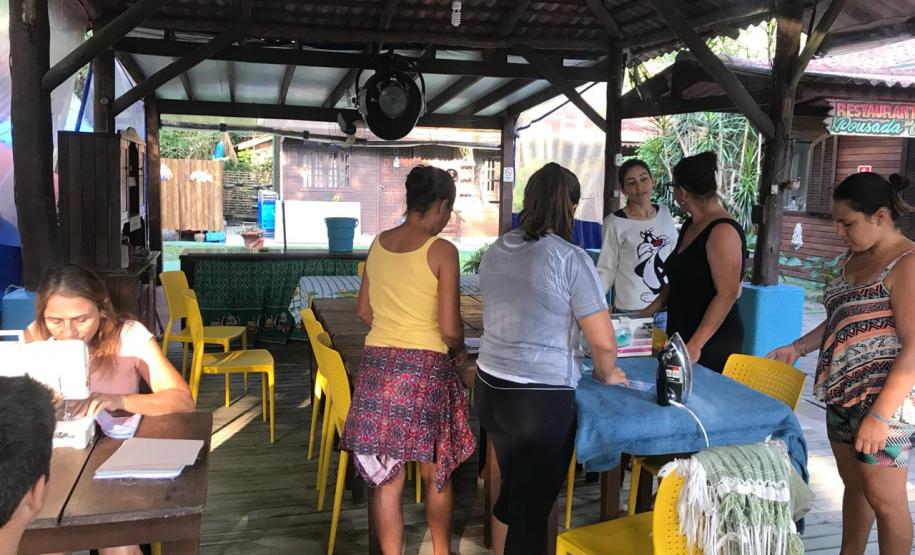 Mesmo sem casos confirmados, ação voluntária entregou máscaras para moradores da Ilha do Mel