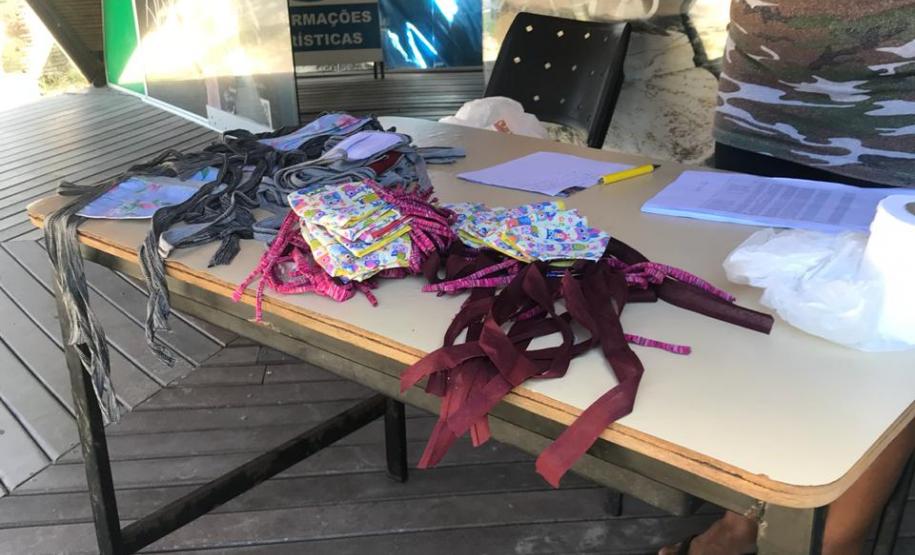 Mesmo sem casos confirmados, ação voluntária entregou máscaras para moradores da Ilha do Mel