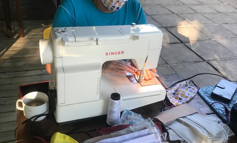 Mesmo sem casos confirmados, ação voluntária entregou máscaras para moradores da Ilha do Mel