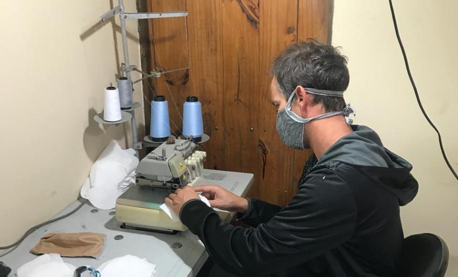 Mesmo sem casos confirmados, ação voluntária entregou máscaras para moradores da Ilha do Mel