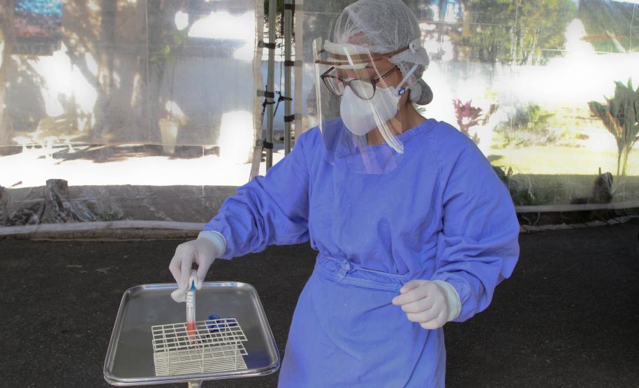Testes por drive-thru já atenderam 367 pessoas da saúde e segurança