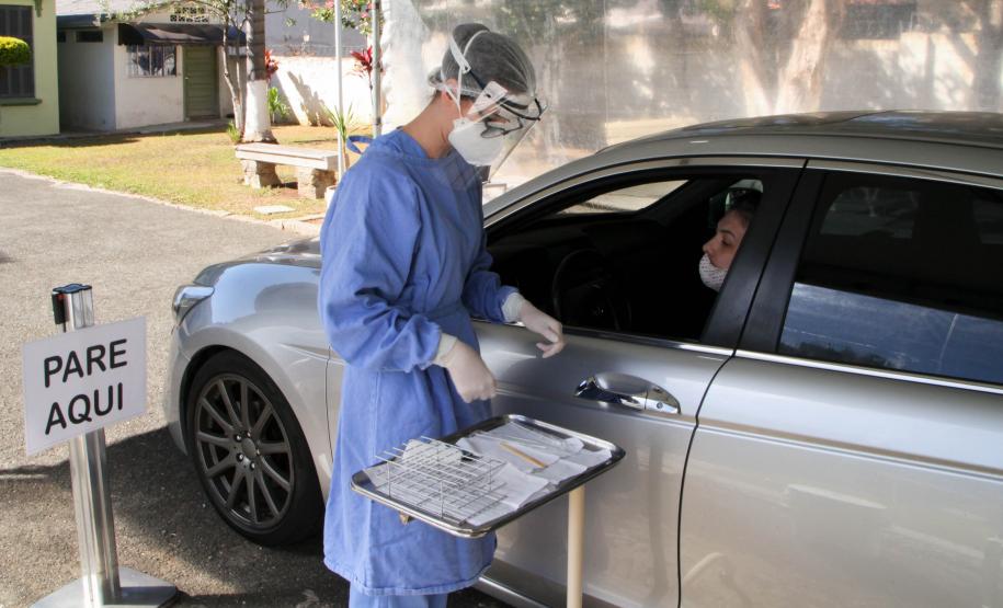 Testes por drive-thru já atenderam 367 pessoas da saúde e segurança
