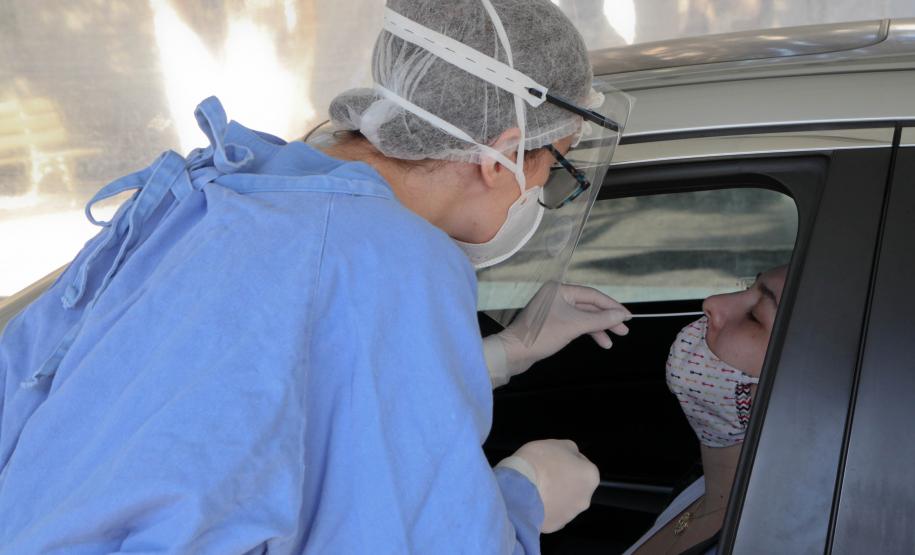 Testes por drive-thru já atenderam 367 pessoas da saúde e segurança