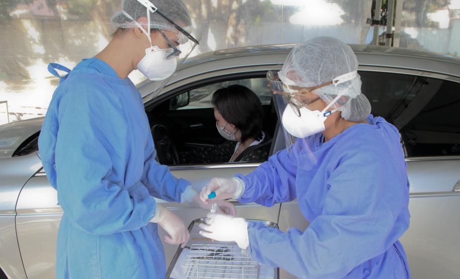 Testes por drive-thru já atenderam 367 pessoas da saúde e segurança