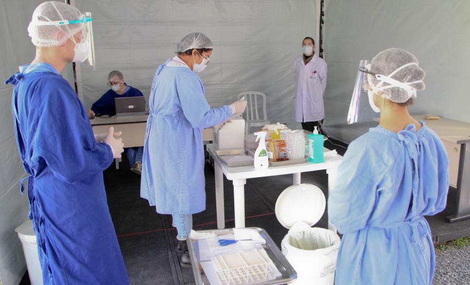 Testes por drive-thru já atenderam 367 pessoas da saúde e segurança