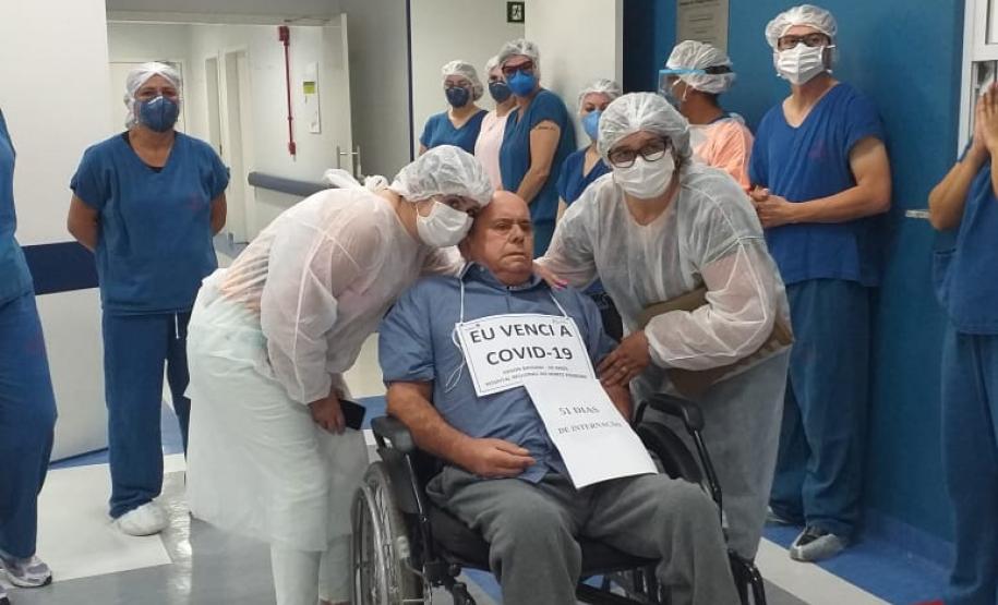 Paciente com Covid-19 recebe alta após 51 dias internado em Santo Antônio da Platina